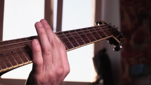 Handen van de mens die elektrische gitaar speelt. Slechte toets selectieve focus home Studio - Video