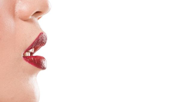  Primer plano de los hermosos labios rojos sanos de la mujer joven. Belleza y cuidado de la piel concepto. aislado sobre fondo blanco con ruta de recorte y espacio de copia - Foto, Imagen