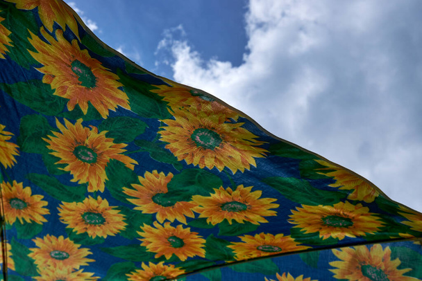 Foto eines Sonnenblumenschirms im Sommer. - Foto, Bild