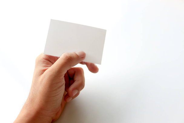 primo piano mano di un uomo tenere carta bianca o carta bianca con soft-focus e sopra la luce sullo sfondo - Foto, immagini