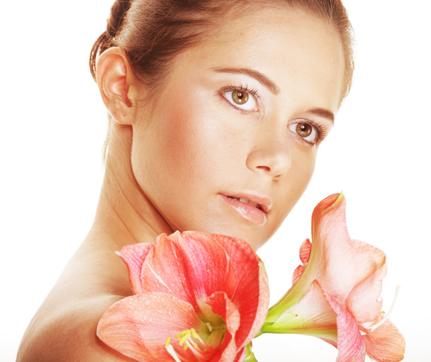 Krásná žena s růžovou květinou - Fotografie, Obrázek