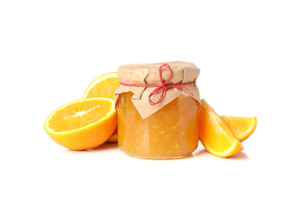 Vaso di vetro con marmellata di arance e ingredienti isolati su sfondo bianco - Foto, immagini