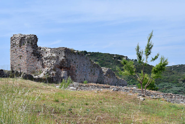 Grécia, ruína da muralha fortificada do castelo medieval de Anaktoroupolis no mar Egeu em Nea Peramos
 - Foto, Imagem