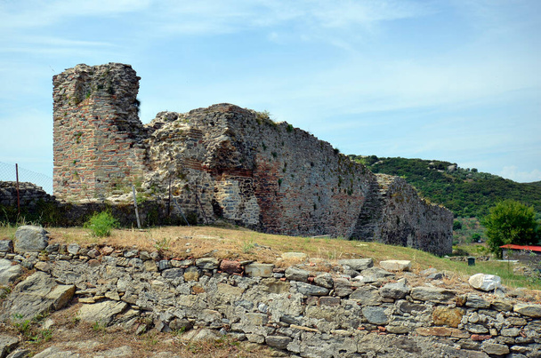Греция, руины укрепленной стены средневекового замка Анакторуполис на Эгейском море в Неа-Перамосе
 - Фото, изображение