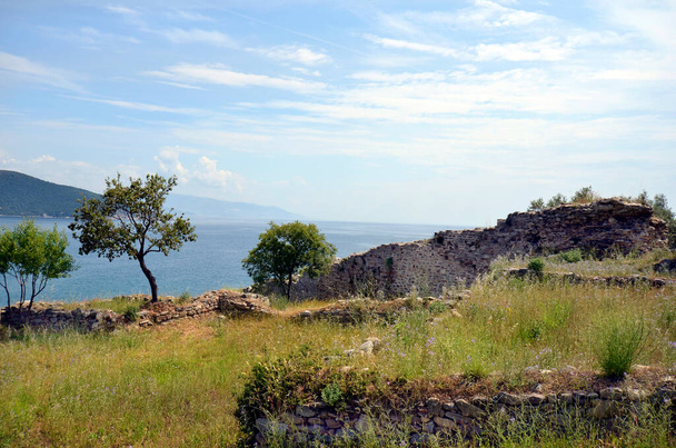 Griekenland, ruïne van middeleeuws kasteel Anaktoroupolisin Nea Peramos op de Egeïsche Zee - Foto, afbeelding