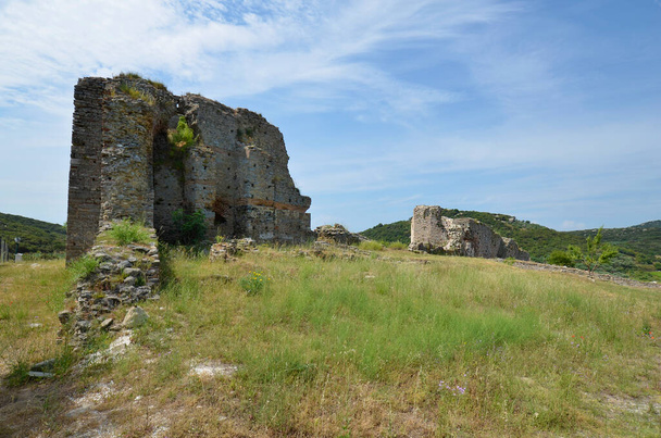 Grecia; ruina del castillo medieval Anaktoroupolis en Nea Peramos
 - Foto, Imagen