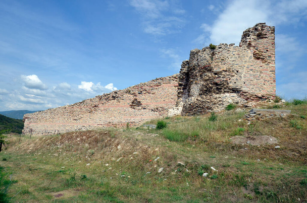 Греція, руїни укріпленої стіни середньовічного замку Анакторуполіс на Егейському морі в Неа-Перемос - Фото, зображення