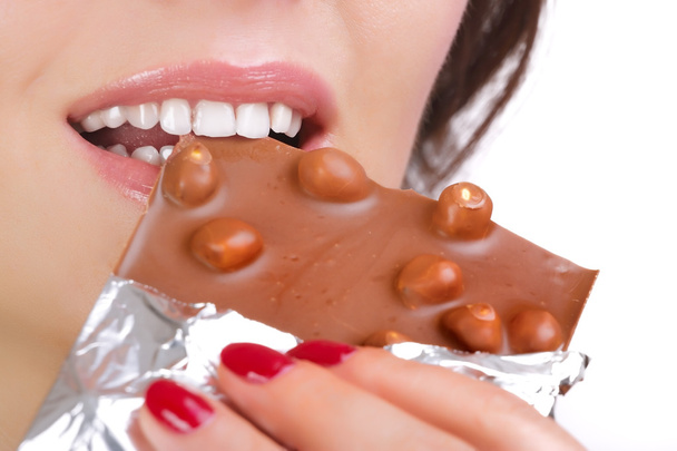 Menina bonita comer chocolate, close-up
 - Foto, Imagem