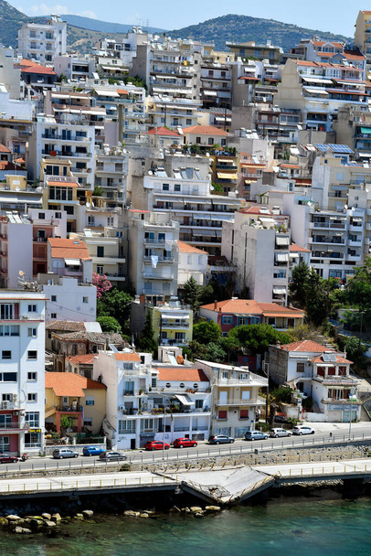 ギリシャ、カバラ、壊れた道路、エーゲ海の街の海岸沿いの幹線道路 - 写真・画像