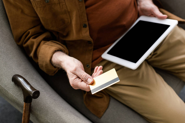 vista recortada del hombre mayor sosteniendo tableta digital con pantalla en blanco y tarjeta de crédito
 - Foto, Imagen