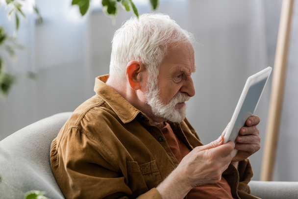 foyer sélectif de l'homme âgé en colère en utilisant une tablette numérique - Photo, image