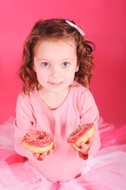 Girl holding donuts - Foto, afbeelding