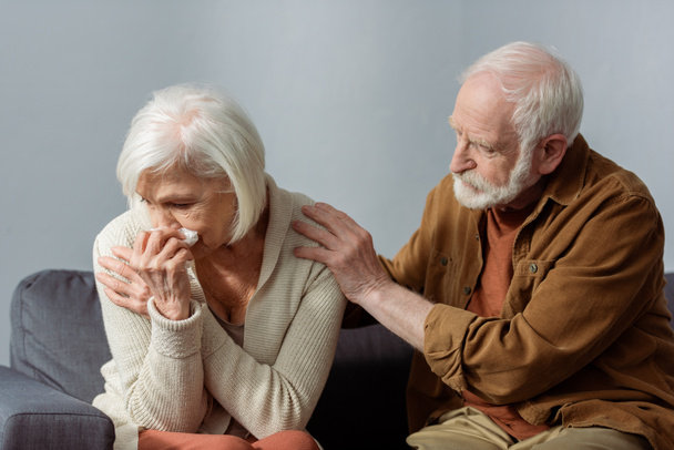 anziano uomo calmante piangendo moglie mentre si tocca la spalla - Foto, immagini