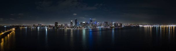 Panorama aéreo da noite Brickell Miami
 - Foto, Imagem