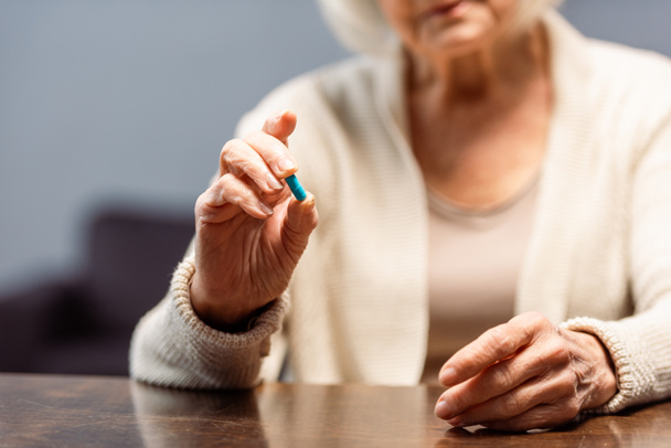 részleges nézet idősebb nő holding tabletta, szelektív fókusz - Fotó, kép