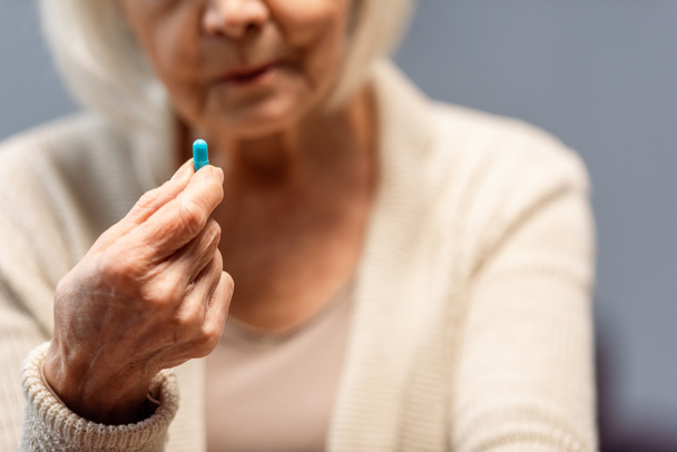 kivágott kilátás idős nő holding tabletta, szelektív fókusz - Fotó, kép