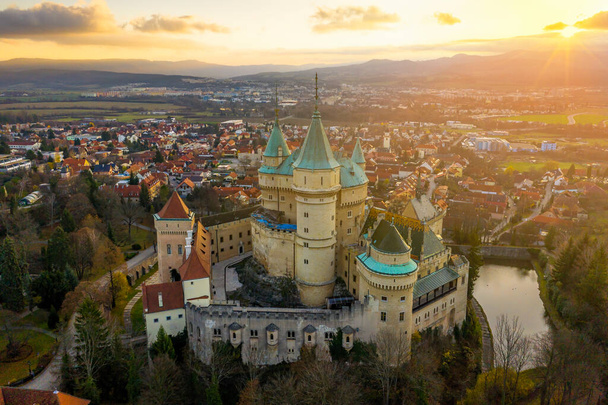 Bojnice kasteel en stad in Slowakije vanuit de lucht bij zonsopgang. - Foto, afbeelding