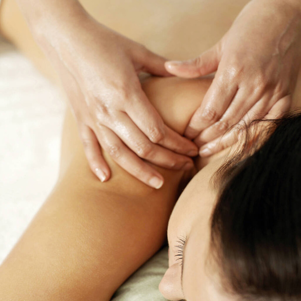 Woman enjoying a relaxing body massage - Foto, Bild