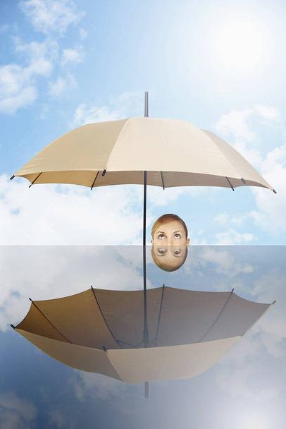 Επιχειρηματίας κρατώντας ομπρέλα στην αίθουσα συνεδριάσεων - Φωτογραφία, εικόνα