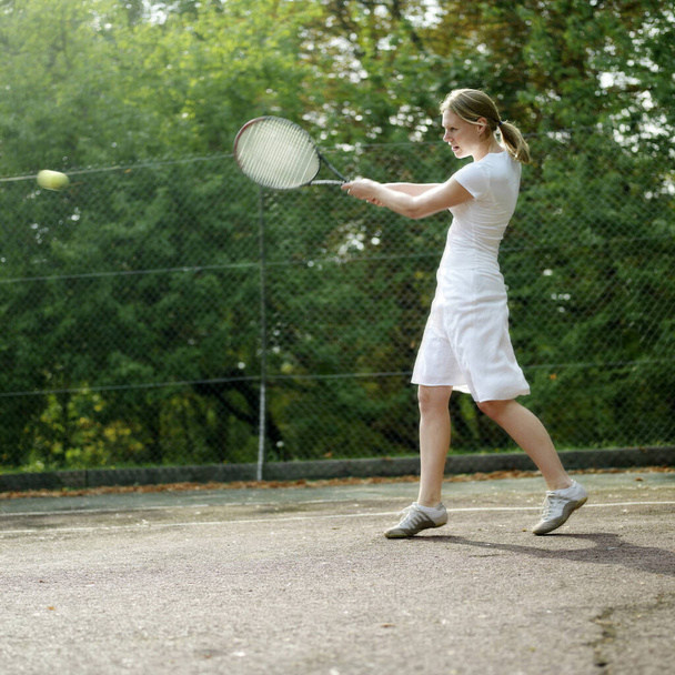 young Woman playing tennis - Foto, Imagem