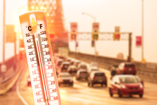 Termômetro na frente de carros e tráfego durante a onda de calor em Montreal
. - Foto, Imagem