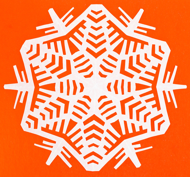 valkoinen lumihiutale oranssilla paperilla
 - Valokuva, kuva