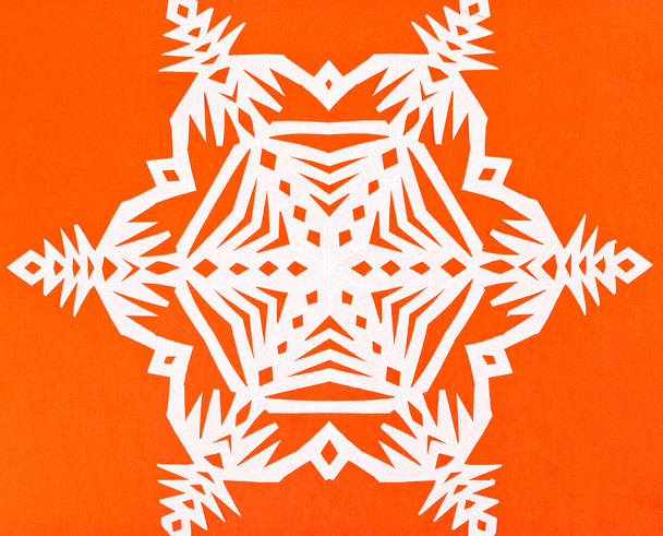 біла сніжинка на помаранчевому папері
 - Фото, зображення