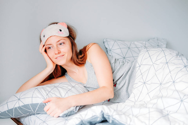 Nainen, jolla on pitkät hiukset makuuhuoneessaan nukkumassa kodikas pehmeä tyyny - Valokuva, kuva