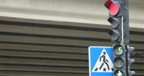 Működő közlekedési lámpa és gyalogos átkelőhely közelkép - Felvétel, videó