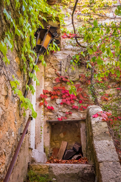 Παλιά σκάλα στη γραφική μεσαιωνική πόλη του Eze Village στη Νότια Γαλλία κατά μήκος της Μεσογείου - Φωτογραφία, εικόνα