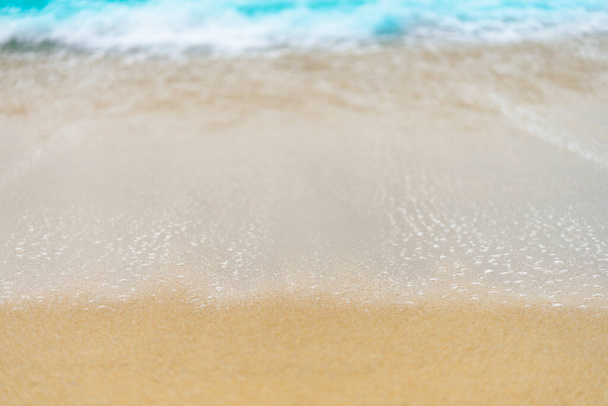 青い海の波の背景を持つ砂浜を閉鎖する - 写真・画像