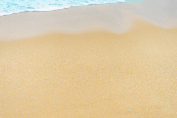 Nahaufnahme Sandstrand mit blauem Meereswellen-Hintergrund - Foto, Bild