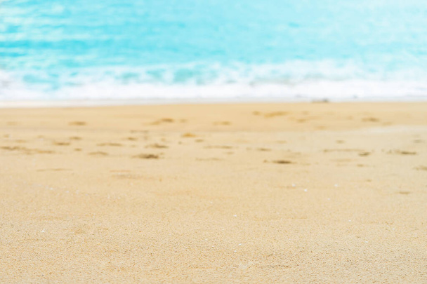 zblízka písečná pláž s modrým mořem vlny pozadí - Fotografie, Obrázek