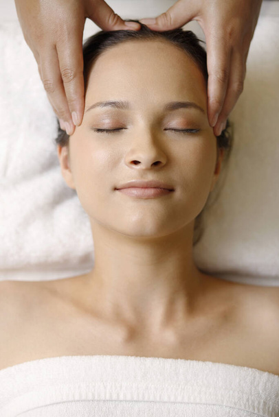 Woman enjoying a head massage - Foto, afbeelding