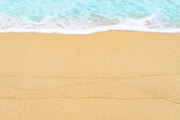 крупним планом піщаний пляж з синьою морською хвилею фону
 - Фото, зображення