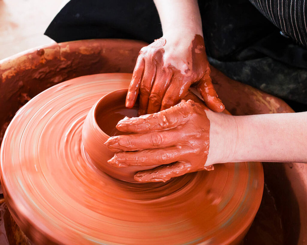Tazón de alfarero profesional en taller de cerámica
 - Foto, imagen