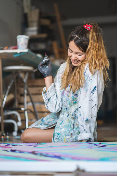 Beautiful girl painting art in Painting Studio - Fotoğraf, Görsel