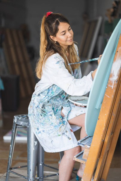 Hermosa chica pintando arte en Painting Studio
 - Foto, imagen