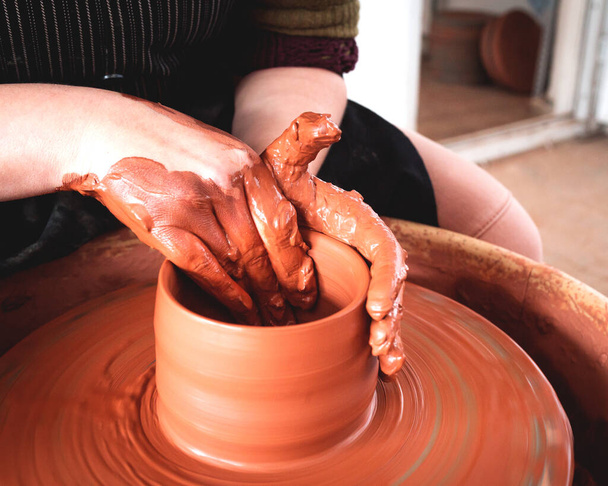 陶器のワーク ショップでボウルを作るプロの陶工 - 写真・画像
