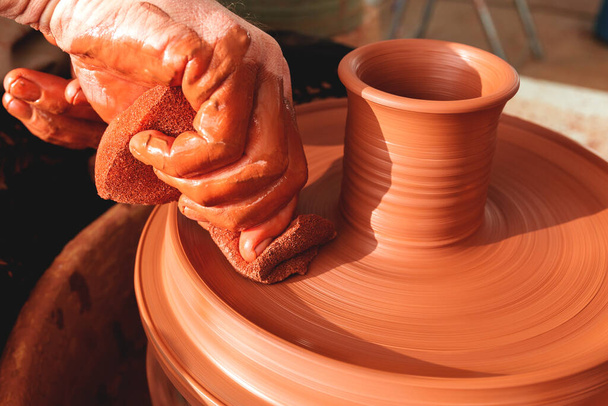 Professionele pottenbakker maken kom in aardewerk workshop, studio. - Foto, afbeelding
