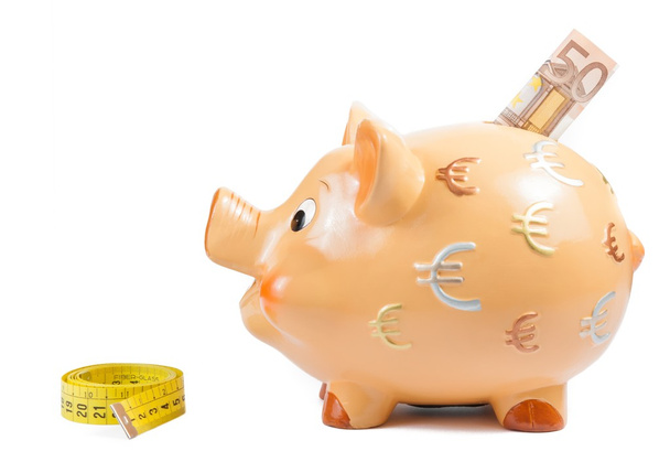 detail van piggy bank, maatregel tape en vijftig euro bankbiljetten, concept voor het bedrijfsleven en bespaar geld - Foto, afbeelding