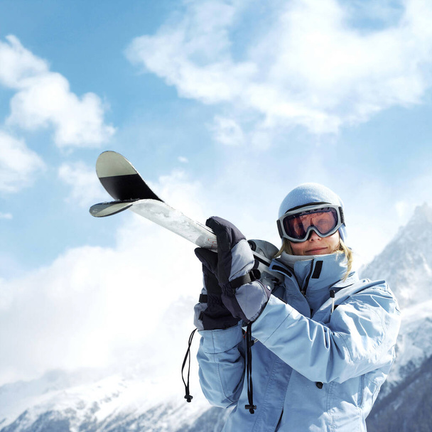スノーボードを保持するスキーゴーグルの女性 - 写真・画像