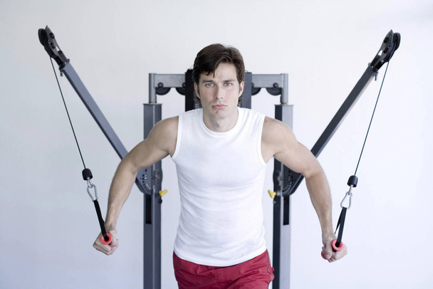 Man exercising in the gym - Foto, Bild