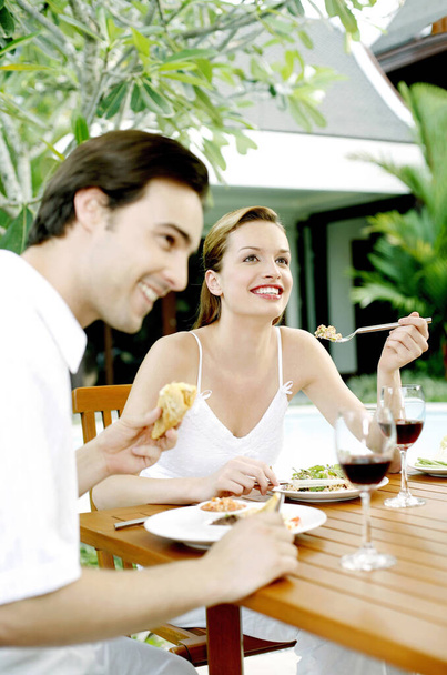 Couple having outdoor meal together - Foto, Bild