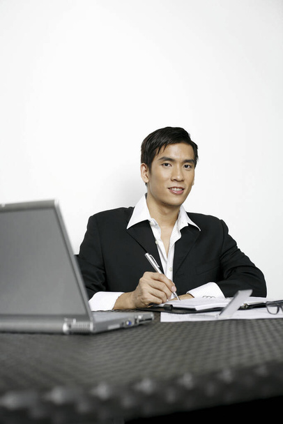 young businessman working in office - Fotoğraf, Görsel
