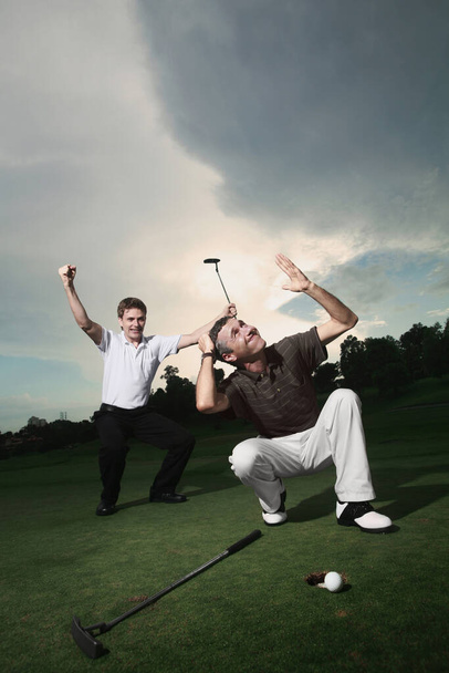 Two men playing golf - 写真・画像