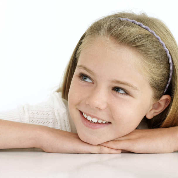 Girl smiling while looking away - Foto, Imagem