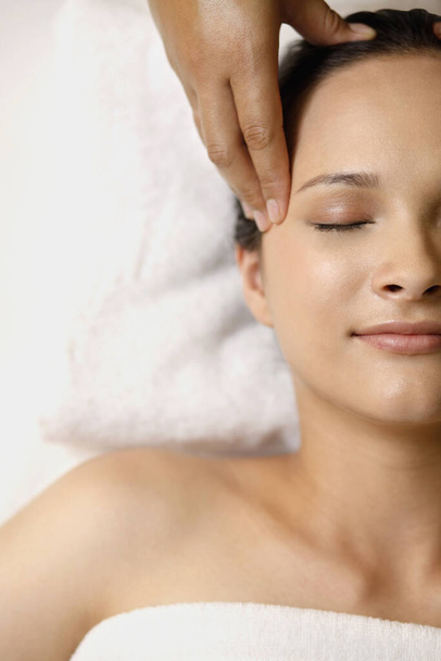 Woman enjoying a head massage - Φωτογραφία, εικόνα