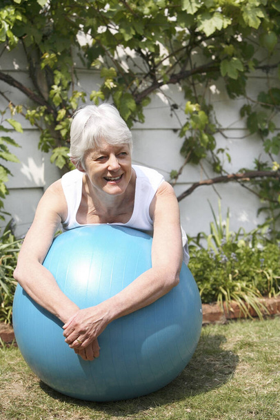 Senior woman resting on fitness ball - Zdjęcie, obraz