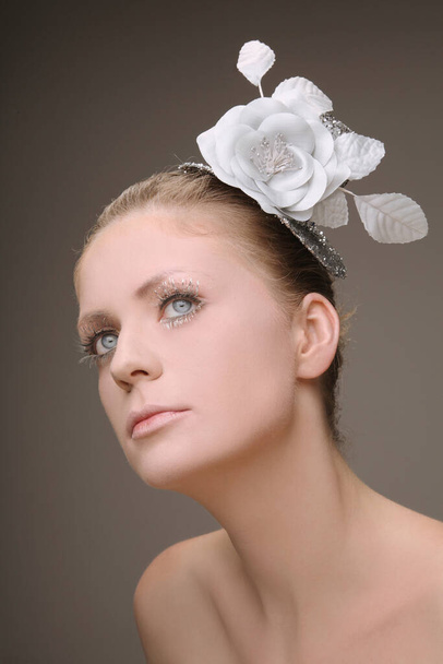 Woman with flower and hat decorating her hair - Foto, imagen